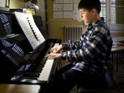 Cristian González, tocando el piano en su escuela de Castellar del Vallès.