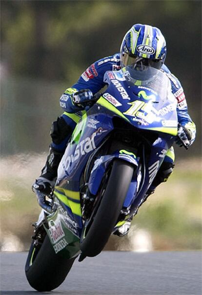 Sete Gibernau conduce su Honda durante los entrenamientos libres de ayer en el circuito de Estoril.