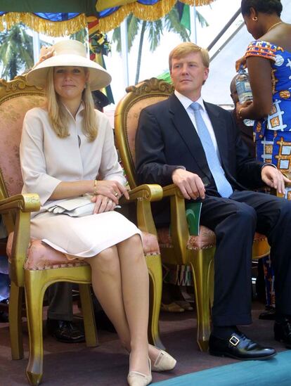 Está claro que Máxima ha aprendido a arriesgar con los años. En una de sus primeras apariciones en público, celebrada en Ghana en 2002, mostró su lado más neutral con pamela y vestido rosa pálido a juego.