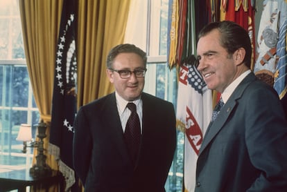 El secretario de Estado Henry Kissinger y el presidente Richard Nixon tras conocerse la concesión del Nobel de la Paz al primero en 1973.