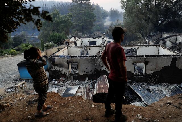 Una ola de incendios forestales en el sur de Chile deja al menos 22 ...