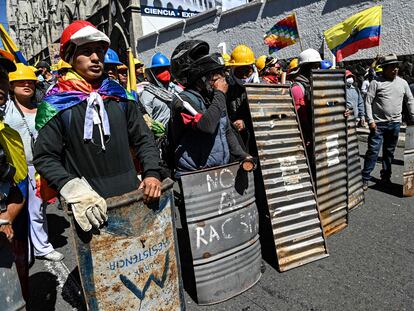 Un grupo de indígenas protesta contra la decisión del Gobierno de romper el diálogo, este martes en Quito.