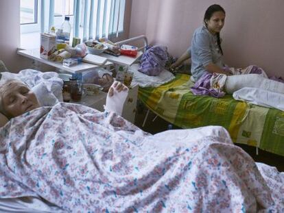 Civils ferits es recuperen en un hospital de Donetsk.