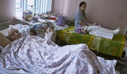 Civiles heridos se recuperan en un hospital de Donetsk.