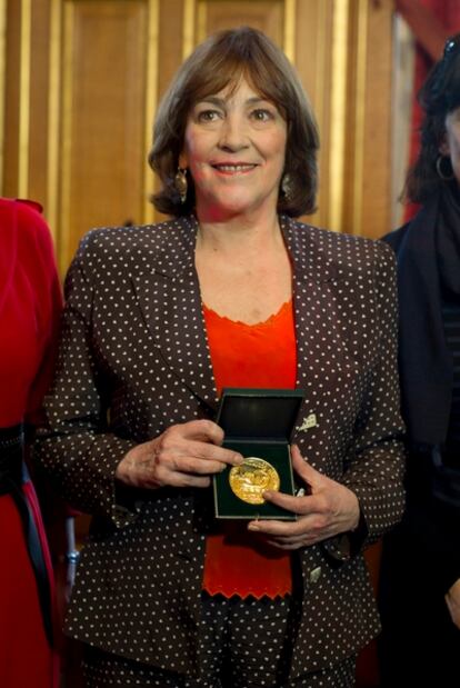 La actriz Carmen Maura muestra la 'grande Medaille de Vermeil de la Ville de París'.