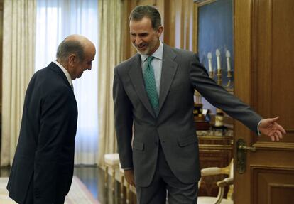El rey Felipe VI saluda al diputado del Partido Regionalista de Cantabria (PRC) José María Mazón.