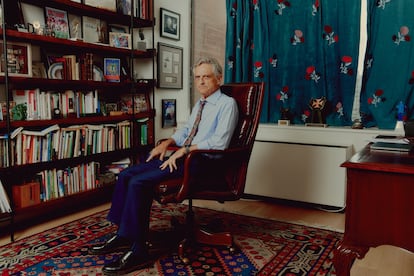 Luis Rojas-Marcos, fotografiado en la biblioteca de su casa de Nueva York.