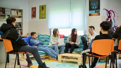 El profesor  Xabier Mariezcurrena y la profesora María González, del centro escolar del IES Mendilorri, durante un taller con Ane Camisón y Ryan Dakhil.