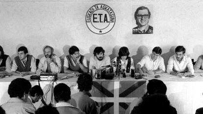 Los principales dirigentes de ETA-pm comparecieron a cara descubierta el 30 de septiembre de 1982 en Biarritz (Francia) para anunciar su disolución como organización armada.