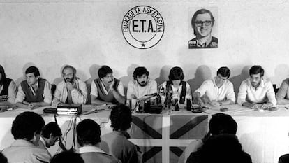 Los principales dirigentes de ETA-pm comparecieron a cara descubierta el 30 de septiembre de 1982 en Biarritz (Francia) para anunciar su disolución como organización armada.