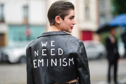 Una mujer usa una chaqueta que dice 'Necesitamos feminismo' durante la Semana de la Moda de París, en 2021.