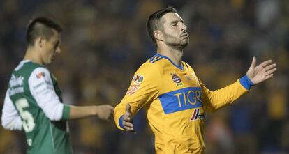 Gignac de Tigres en el partido de cuartos de final contra León.