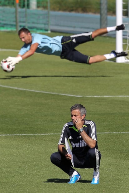 José Mourinho, con Dudek detrás, durante un entrenamiento en Valdebebas.