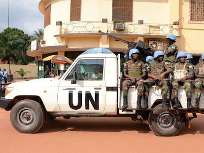 Cascos azules patrullan en Bangui, en 2014.