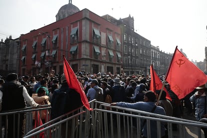 Docentes de la CNTE bloquean el acceso a Palacio Nacional, el 21 de mayo.