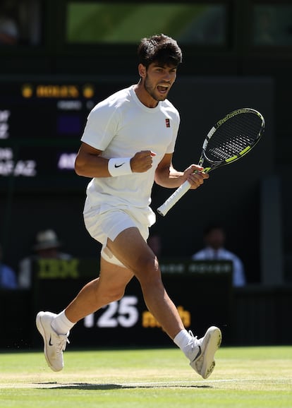 Alcaraz celebra un punto ante Fritz.