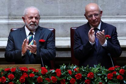 El presidente brasileño, Lula da Silva, y el presidente de la Asamblea de la República, Augusto Santos Silva, aplauden durante la sesión celebrada este martes en Lisboa. REUTERS/Rodrigo Antunes