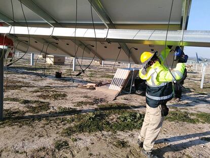 Construcción de la planta solar fotovoltaica de Endesa Renovables en Totana, Murcia, que la compañía prevé finalizar a mediados de año.