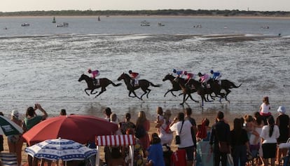 Los caballos galopan por la playa de Sanlucar en una de las carreras disputadas ayer. 
