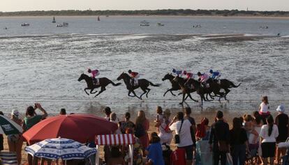 Los caballos galopan por la playa de Sanlucar en una de las carreras disputadas ayer.