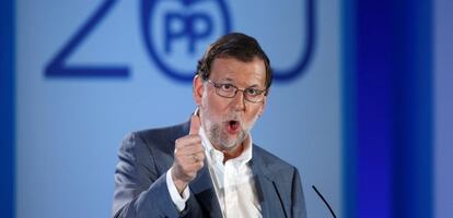 El presidente del Gobierno en funciones, Mariano Rajoy, en la presentaci&oacute;n de su programa electoral en Barcelona. 