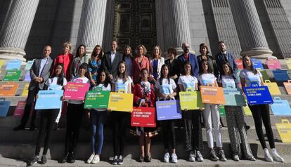 La presidenta del Congreso Meritxell Batet, y otros representantes políticos, en el acto de la ong Plan Internacional esta mañana en el Congreso de los Diputados.