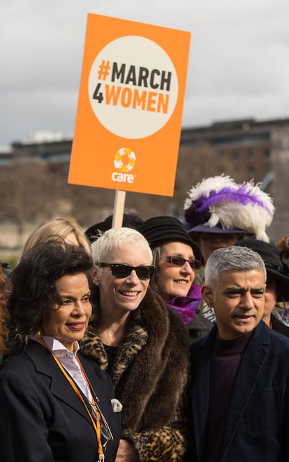 Utiliza frecuentemente sus redes sociales para denunciar injusticias o malas prácticas. ¿Uno de sus textos más sonados? Contra la sexualización del cuerpo femenino en los vídeos musicales.

En la imagen: al lado de Annie, Bianca Jagger y el alcalde de Londres, Sadiq Khan. Juntos encabezaron la marcha a favor de los derechos de las mujeres organizada por 'March4Women' en marzo de 2016.