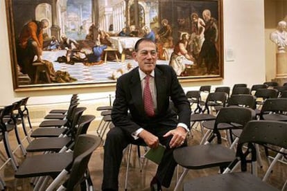 Philippe de Montebello, ante el cuadro <i>El lavatorio,</i> <b>de Tintoretto, antes de recibir el premio de la Fundación Amigos del Museo del Prado. </b>