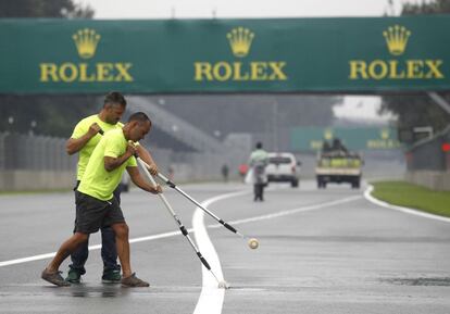 Empleados del Gran Premio de M&eacute;xico dan las &uacute;ltimos retoques en el Aut&oacute;dromo Hermanos Rodr&iacute;guez de Ciudad de M&eacute;xico (M&eacute;xico).