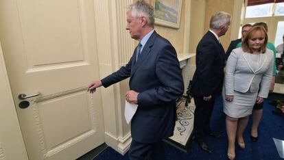 Peter Robinson tras anunciar su dimisión.