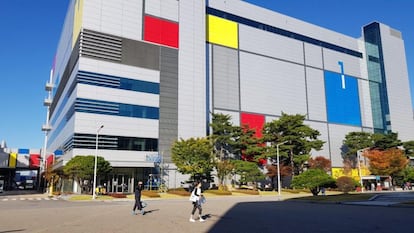 Giheung acoge el campus más rentable de Samsung. Un total de 17 edificios (se está construyendo el 18º) acogen, entre otras unidades, las líneas de producción de semiconductores con los que se fabrican las memorias, chips y componentes de luces LED. La compañía coreana se ha convertido en el primer fabricante mundial de estos componentes.