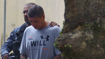 Ronnie Lessa es escoltado por un oficial de policía tras declarar en el departamento de homicidios en Río de Janeiro, en 2019.