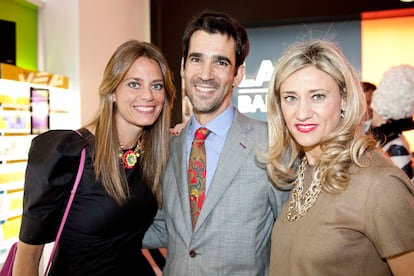 Laura Capó y Elena Ferreras, de S Moda, con Juan Arteta, de Bulgari.