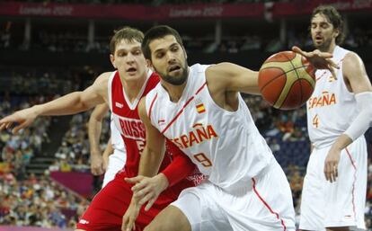 Felipe Reyes controla el balón en el partido contra Rusia