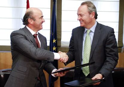 El ministro de Econom&iacute;a, Luis de Guindos, y el presidente Alberto Fabra, en Madrid.
