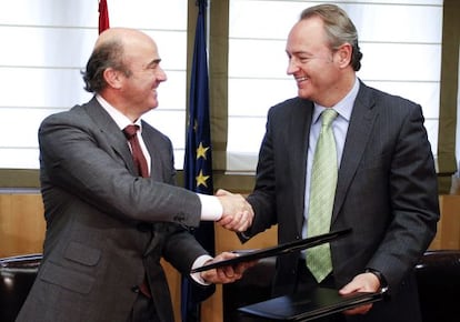 El ministro de Econom&iacute;a, Luis de Guindos, y el presidente Alberto Fabra, en Madrid.