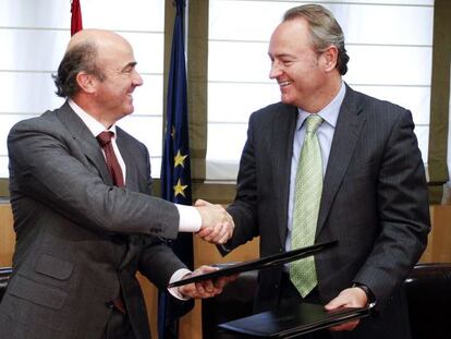 El ministro de Econom&iacute;a, Luis de Guindos, y el presidente Alberto Fabra, en Madrid.