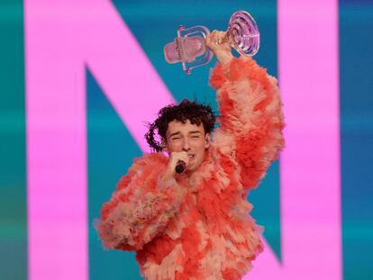 Nemo, representante de Suiza, celebra su victoria en Eurovisión.