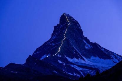 Vista del monte Cervino o Matterhorn iluminado con l&aacute;mparas durante la celebraci&oacute;n del 150 aniversario de la primera ascensi&oacute;n que se llev&oacute; a cabo en Zermatt (Suiza) ayer. El 14 de julio de 1865 el escalador brit&aacute;nico Edward Whymper alcanz&oacute; el pico del monte a 4478 metros sobre el nivel del mar.