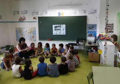 Una profesora da la bienvenida a sus alumnos el primer d&iacute;a de clase en un colegio Pamplona. 