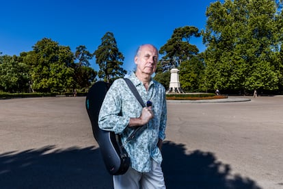 Enrique Valiño, violinista, escritor y procurador, en la plaza del Ángel Caído, en El Retiro, en Madrid.