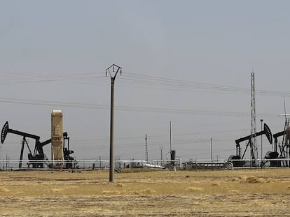 Yacimiento de petróleo bajo control kurdo en Rameilan, en el norte de Siria.