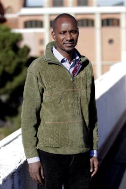 Moussa vende en el mercado sus propios tomates y calabacines.