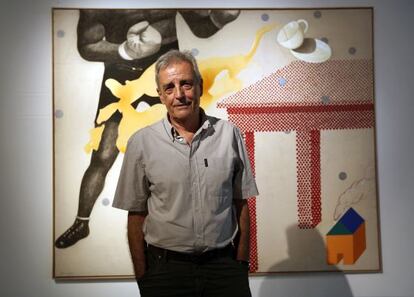 El artista pl&aacute;stico Artur Heras en la Fundaci&oacute;n Chirivella Soriano ante la obra &#039;L&rsquo;etern combat (2001)&#039;