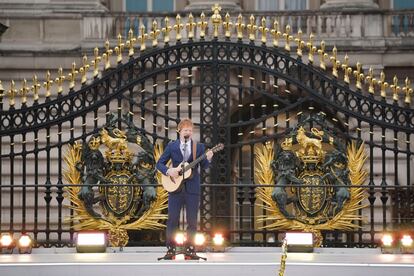 El músico británico Ed Sheeran ha cantado como cierre final de los cuatro días de actos y poco antes de la aparición de la reina en el balcón del palacio de Buckingham.