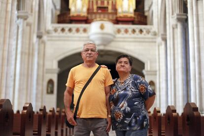 Pablo Cedeño y Gladys Vasques, ecuatorianos de 65 y 61 años. Su objetivo es que se condone la hipoteca de su hijo.