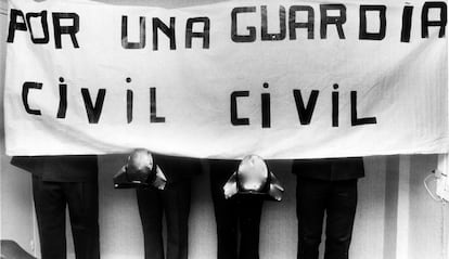 Miembros de la Guardia Civil en rueda de prensa en Bilbao en la presentación de su sindicato clandestino, en junio de 1988.