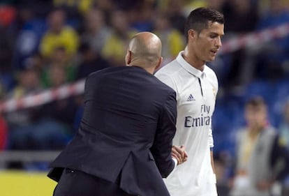 Cristiano saluda a Zidane tras ser sustituido.
