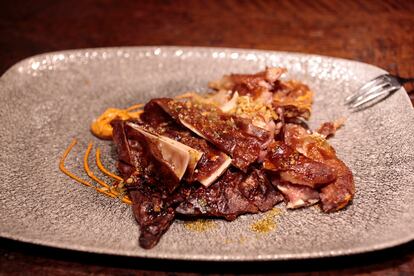 Oreja de cerdo sellada con salsa romesco en la taberna Ferretería.