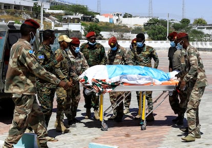 Un grupo de militares somalíes traslada el cuerpo del general retirado Mohamed Nur Galal, este lunes en Mogadiscio.